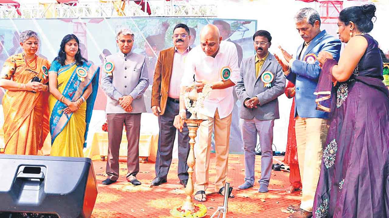 విద్యార్థులకు నాణ్యమైన విద్య అందిస్తున్నాం