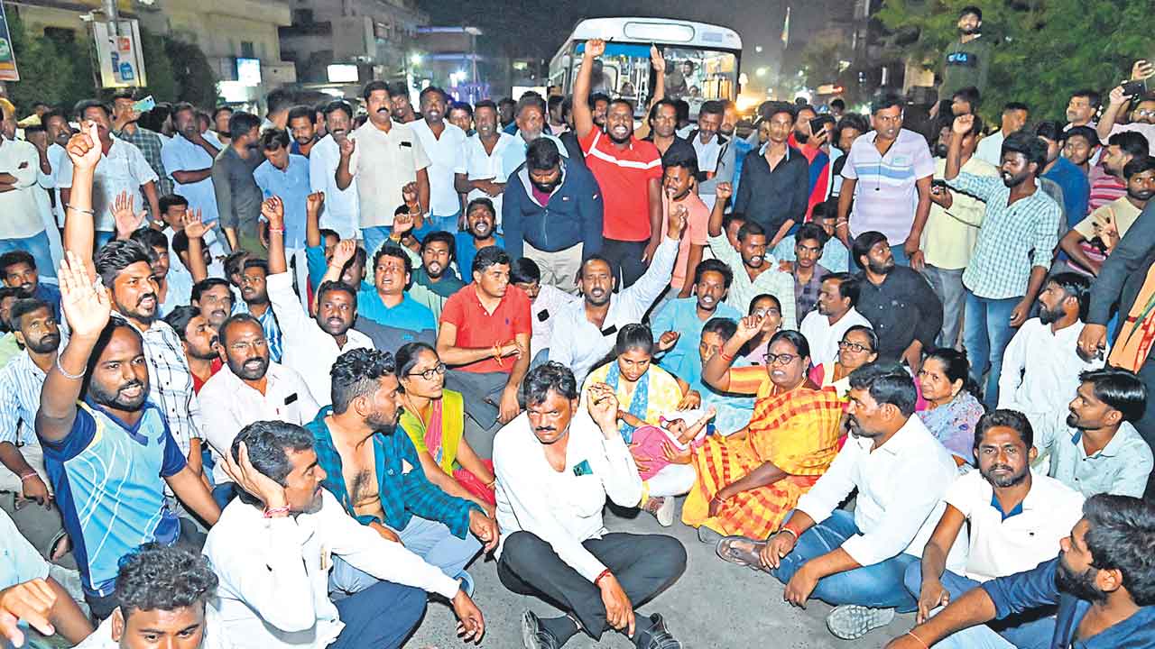 బీఆర్‌ఎస్‌ కౌన్సిలర్‌పై కాంగ్రెస్‌ గూండాయిజం