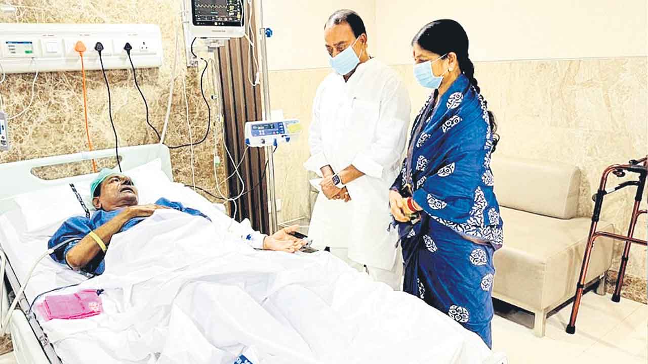 బీఆర్‌ఎస్‌ అధినేత కేసీఆర్‌ను కలిసిన మాజీ మంత్రి అల్లోల