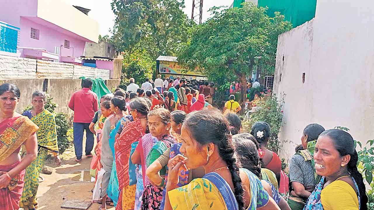 కేవైసీ కోసం వెళ్లి.. లోబీపీతో కుప్పకూలి