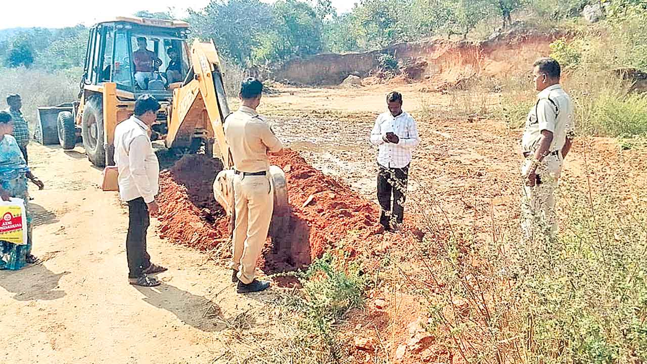 Assigned land | అసైన్డ్‌ భూమికి అధికారుల నోటీసులు.. తహసీల్దార్‌ ముందే దంపతుల ఆత్మహత్యాయత్నం