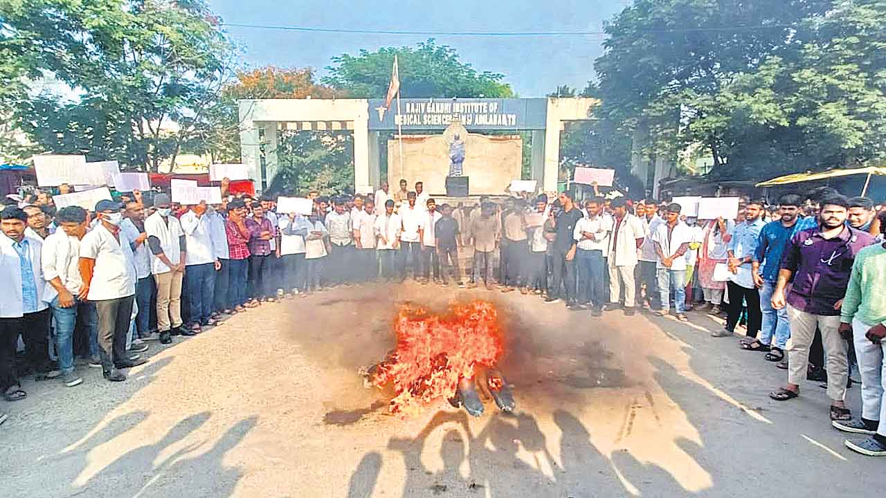 ఆదిలాబాద్‌ రిమ్స్‌లో మెడికోలపై దాడి