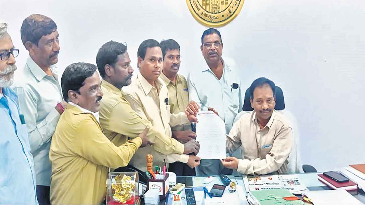 ఆటో డ్రైవర్లకు జీవనభృతి ఇవ్వండి