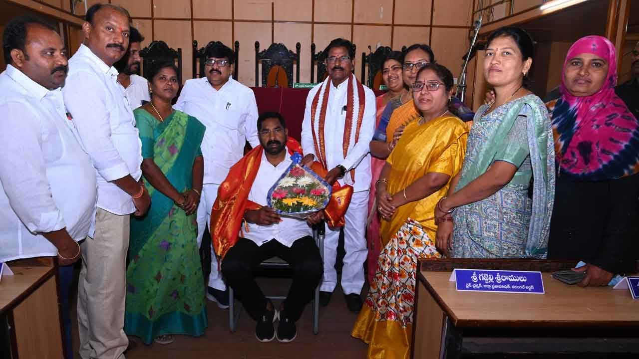 హనుమకొండ జడ్పీలో ప్రొటోకాల్‌ రగడ