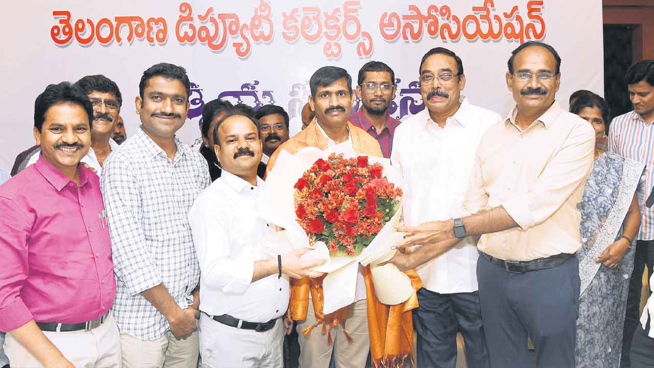 డిప్యూటీ కలెక్టర్ల సంఘం అధ్యక్షుడిగా లచ్చిరెడ్డి