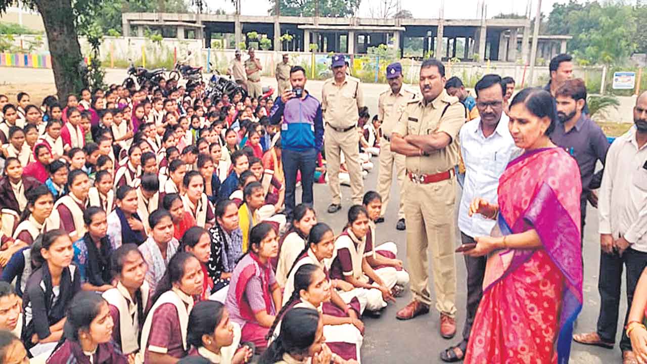 ప్రిన్సిపాల్‌ను సస్పెండ్‌ చేయాలి