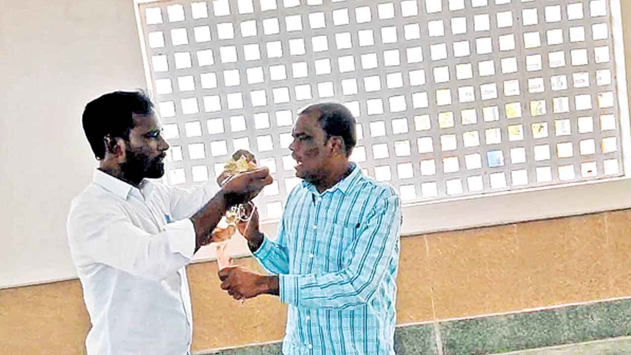 Jagtial | లంచం అడిగిన మత్స్యశాఖ అధికారికి నోట్ల దండతో సన్మానం