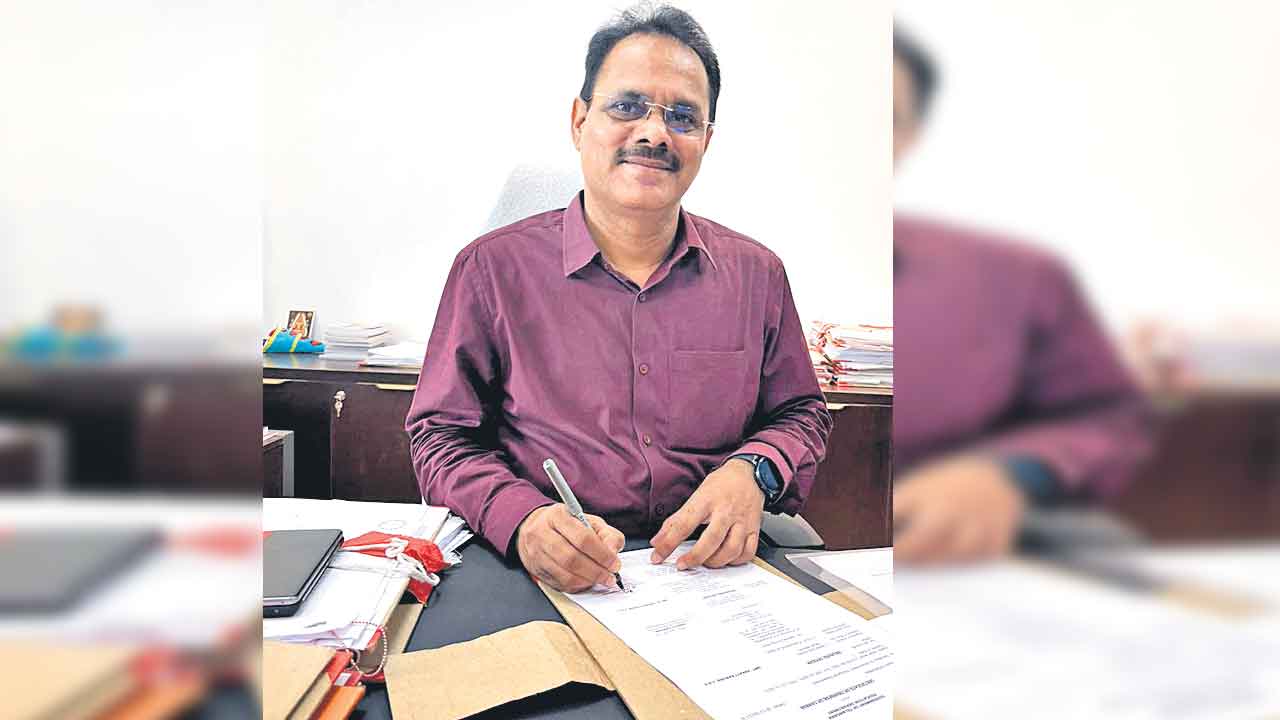 విద్యాశాఖ ప్రిన్సిపల్‌ సెక్రటరీగా‘బుర్రా’ బాధ్యతల స్వీకరణ