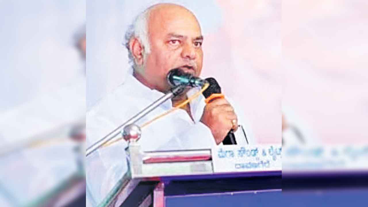 Karnataka | రుణమాఫీ కోసం రైతులు కరువును కోరుకుంటరు.. అన్నదాతలపై నోరుపారేసుకున్న కర్ణాటక మంత్రి