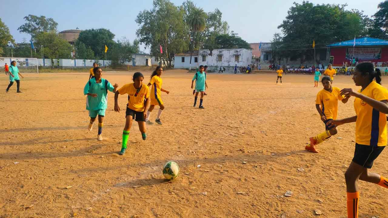 హోరాహోరీగా ఫుట్‌బాల్‌ టోర్నీ