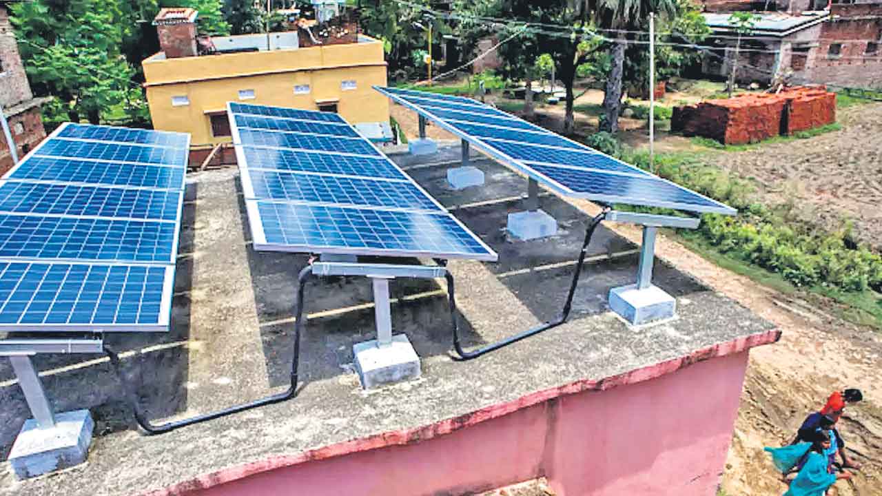 6,490 స్కూళ్లల్లో సోలార్‌ ప్లాంట్లు