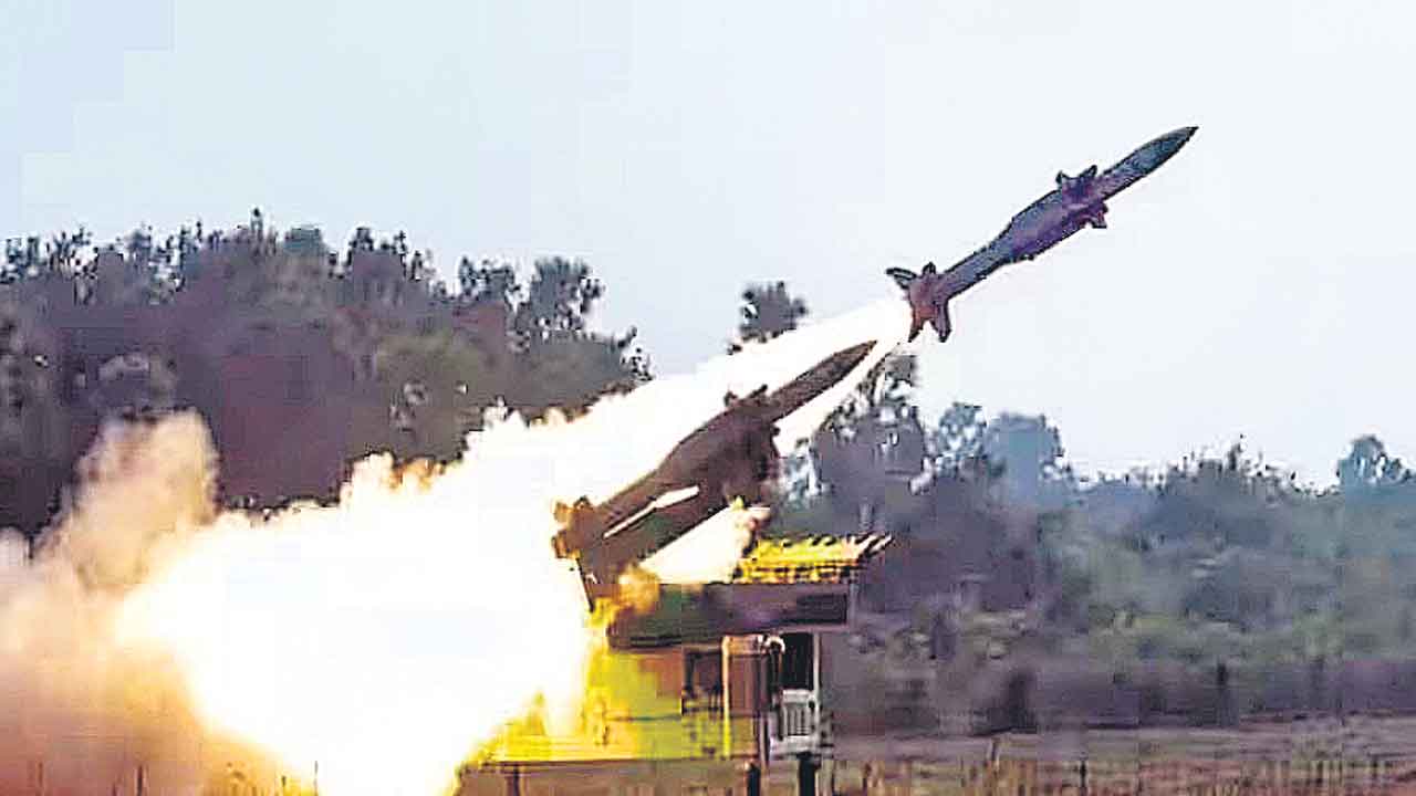 గర్జించిన ఆకాశ్‌