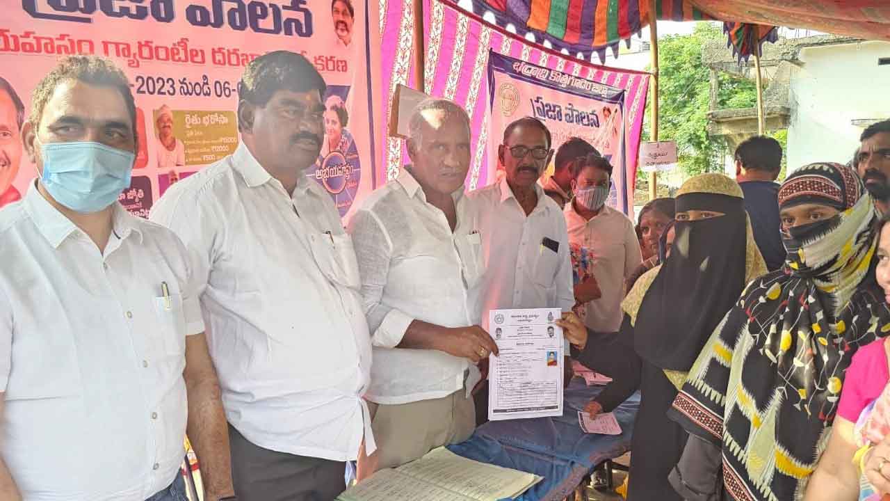 పేదలకు పథకాలు అందించాలి