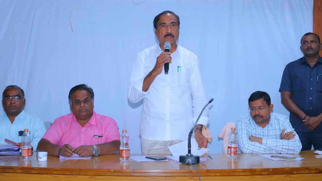 పారిశుధ్య నిర్వహణపై దృష్టి పెట్టండి