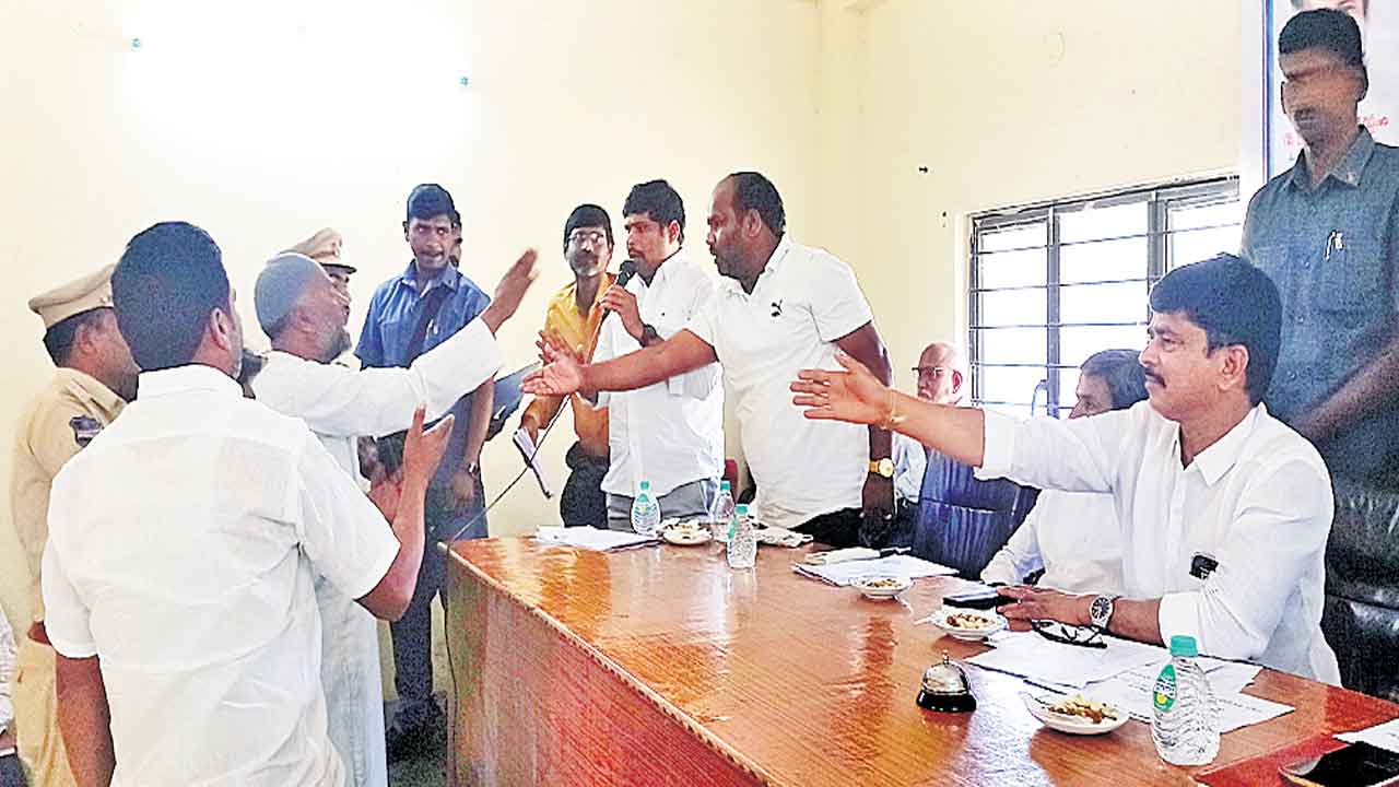 Congress | కొడంగల్‌లో రేవంత్‌ సోదరుడు.. ఆదిలాబాద్‌లో కంది.. అధికారిక సమావేశాల్లో అధికారం లేని కాంగ్రెస్‌ నేతలు