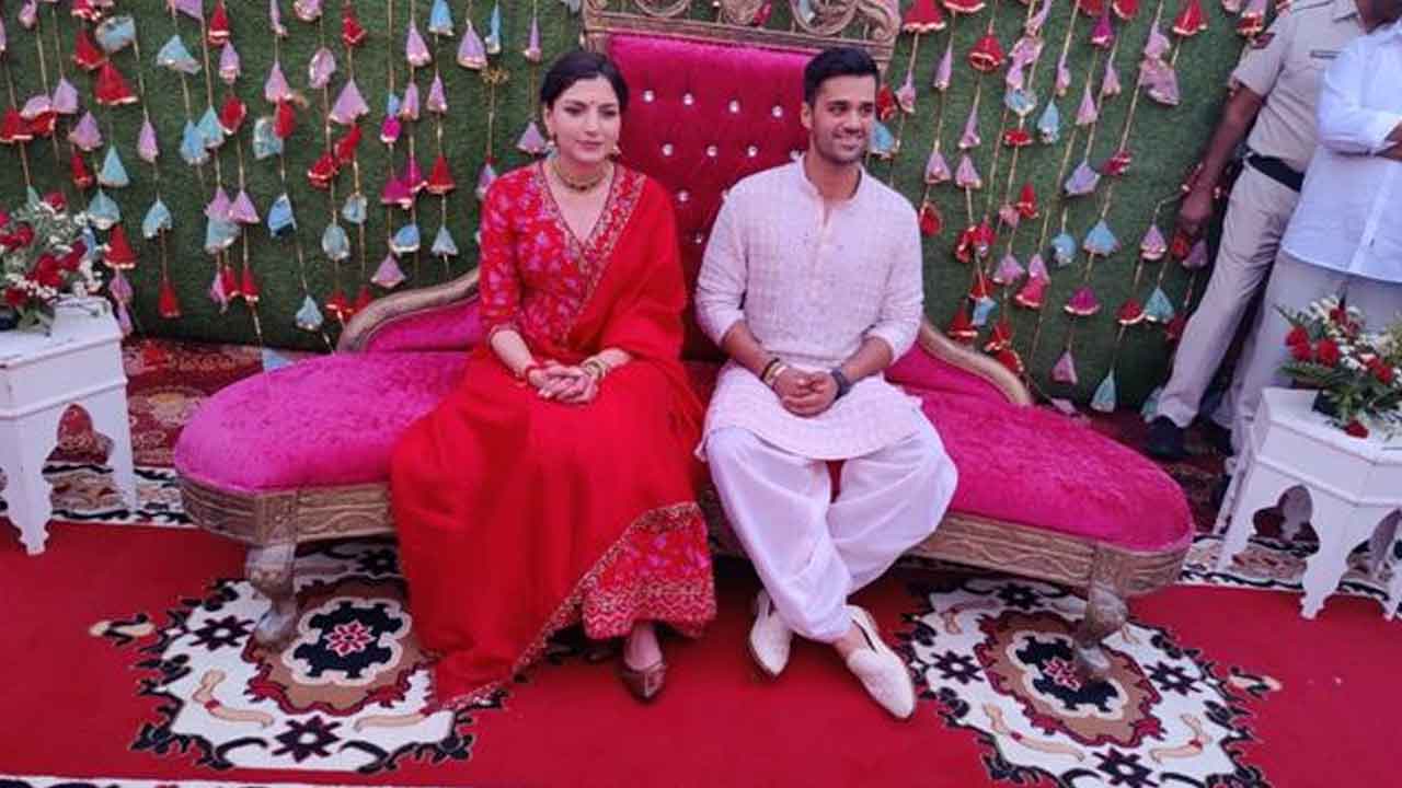 ఎమ్మెల్యే వెడ్స్‌ ఐఏఎస్‌.. 80 గ్రామాలకు ఆహ్వానం!