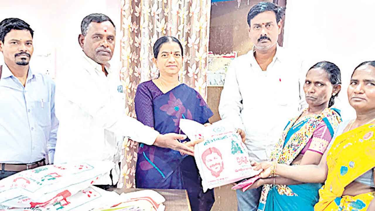పండుగలు సంతోషంగా జరుపుకోవాలి