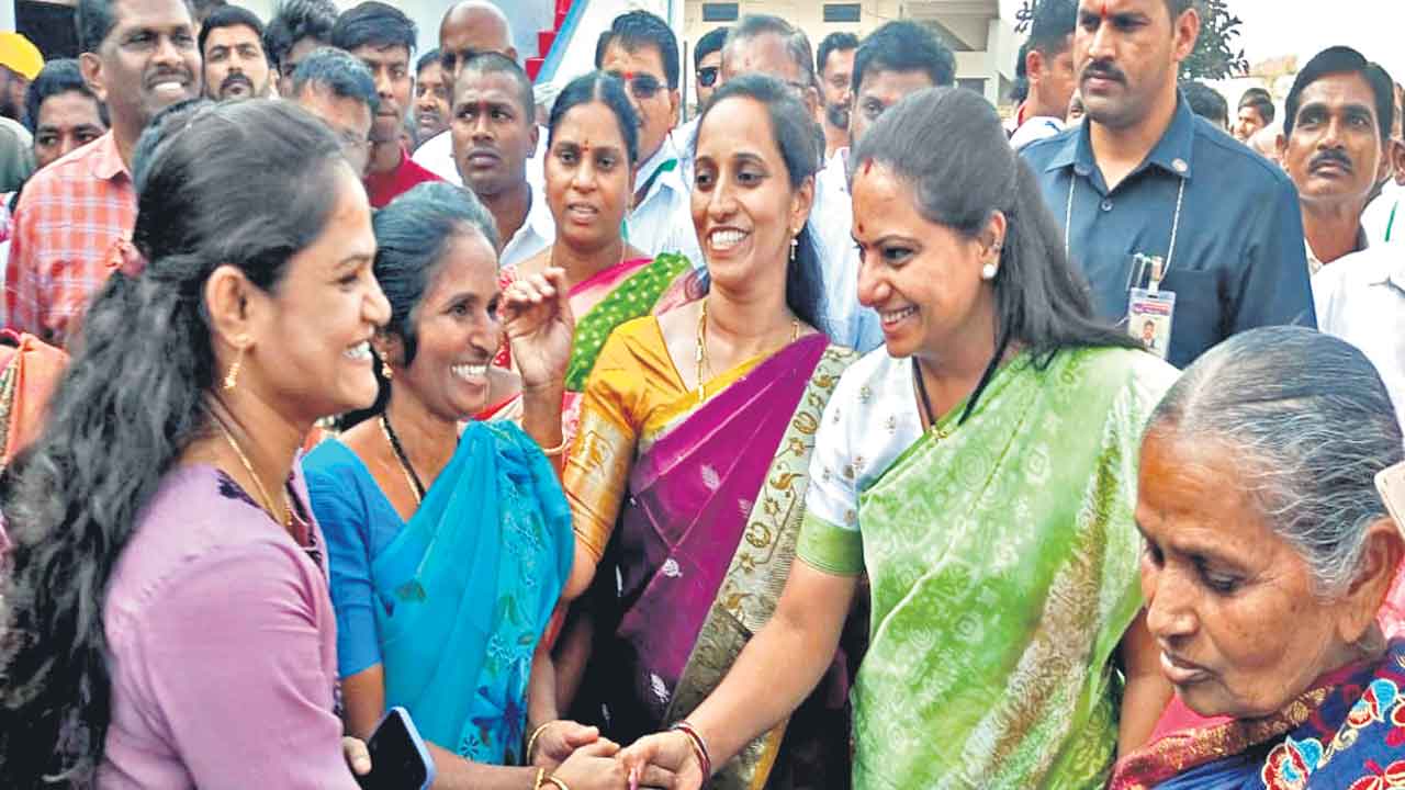 కాంగ్రెస్‌ హామీలన్నింటినీ నెరవేర్చాలి