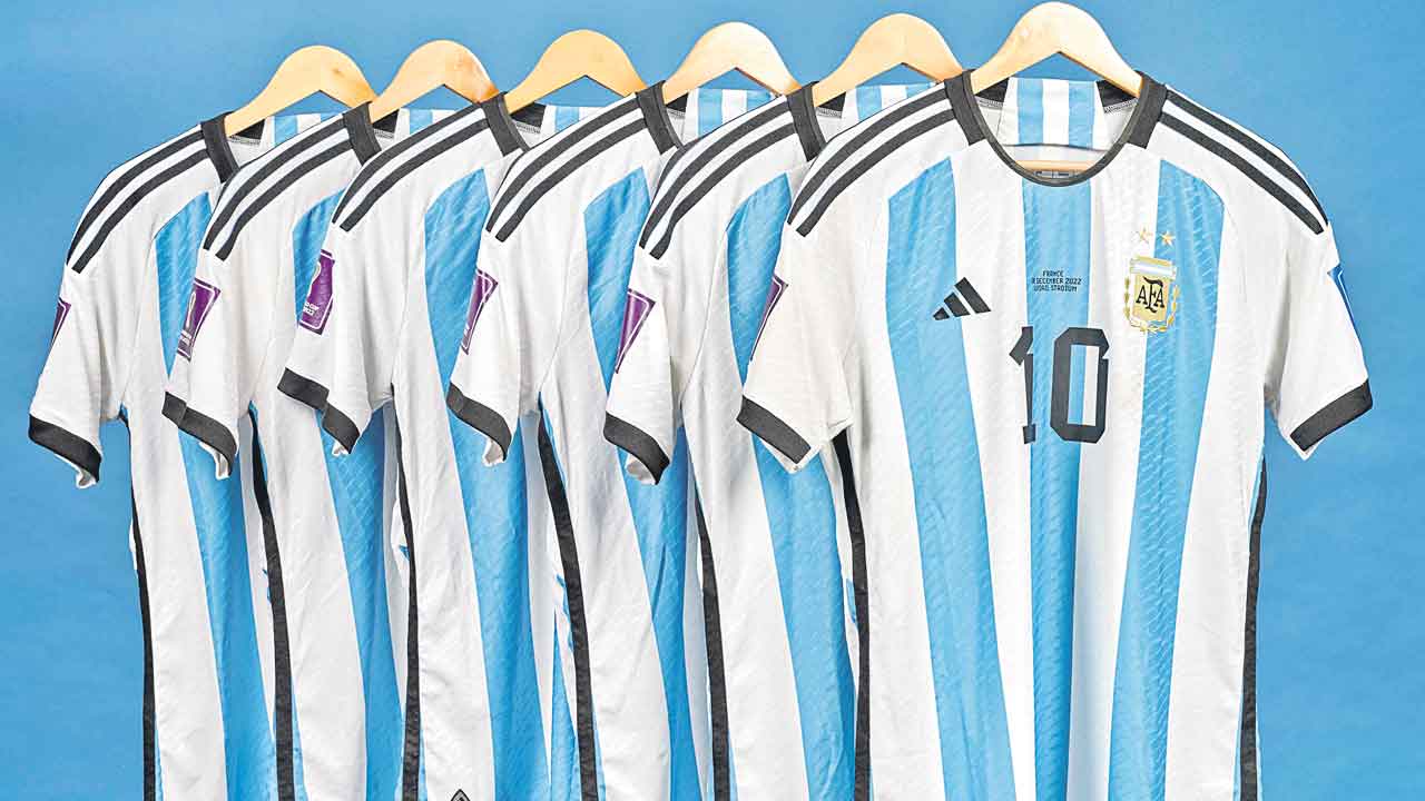 మెస్సీ జెర్సీ కాస్ట్‌లీ గురూ