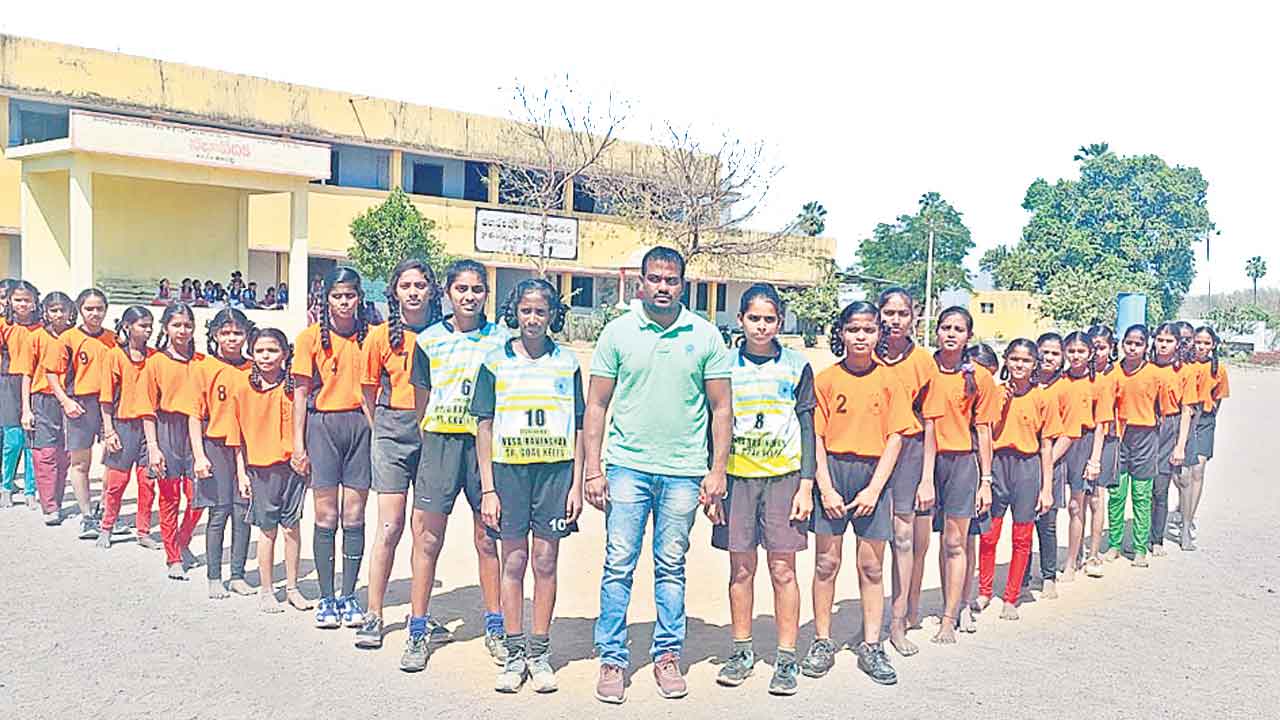 హాకీలో భళా తూంపల్లిదే హవా