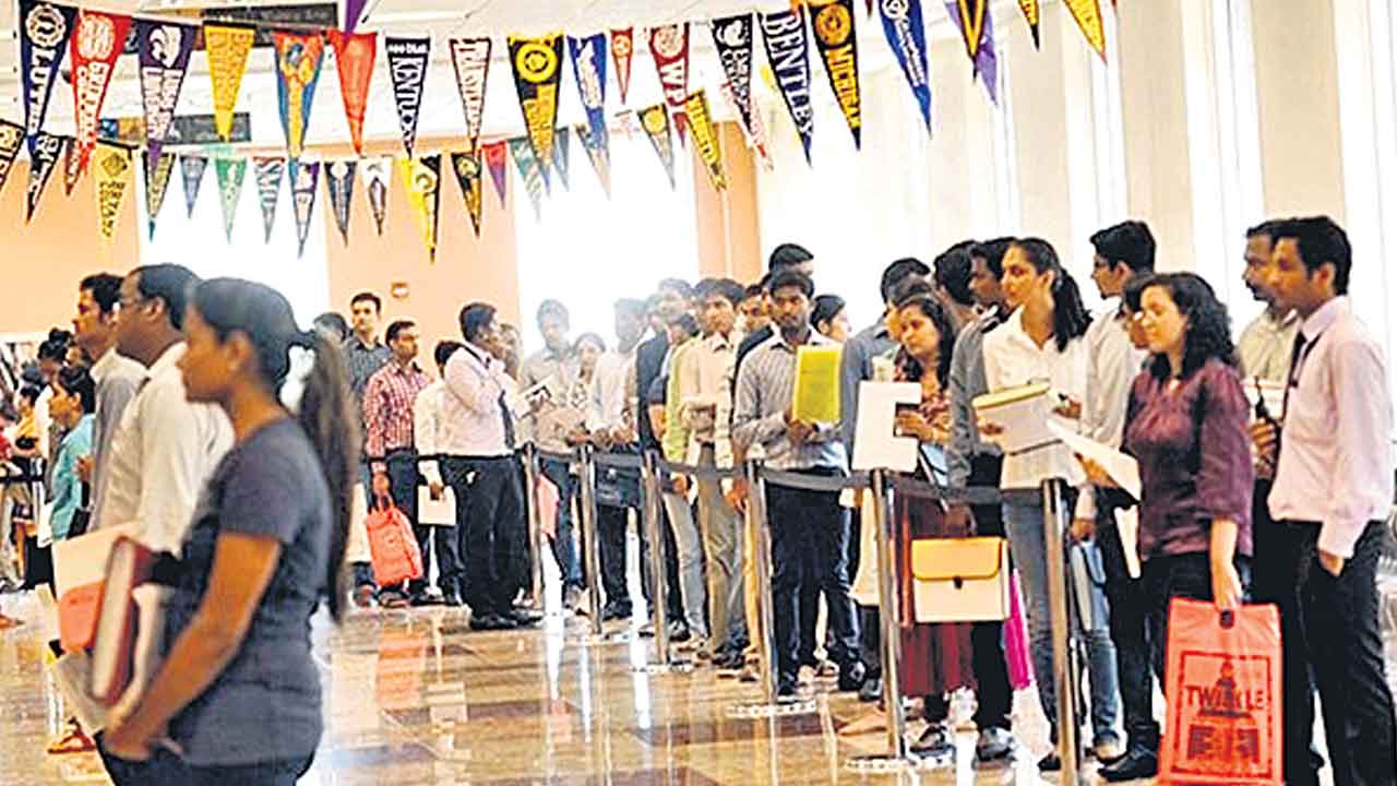 Indian Students | ఏజెంట్ల మోసం విద్యార్థులకు శాపం.. వందలాది మందిపై అమెరికా, కెనడా బహిష్కరణ వేటు