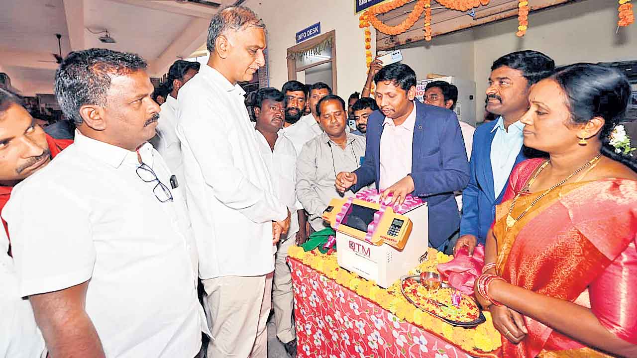 క్యూఆర్‌ కోడ్‌తో డబ్బులు విత్‌ డ్రా