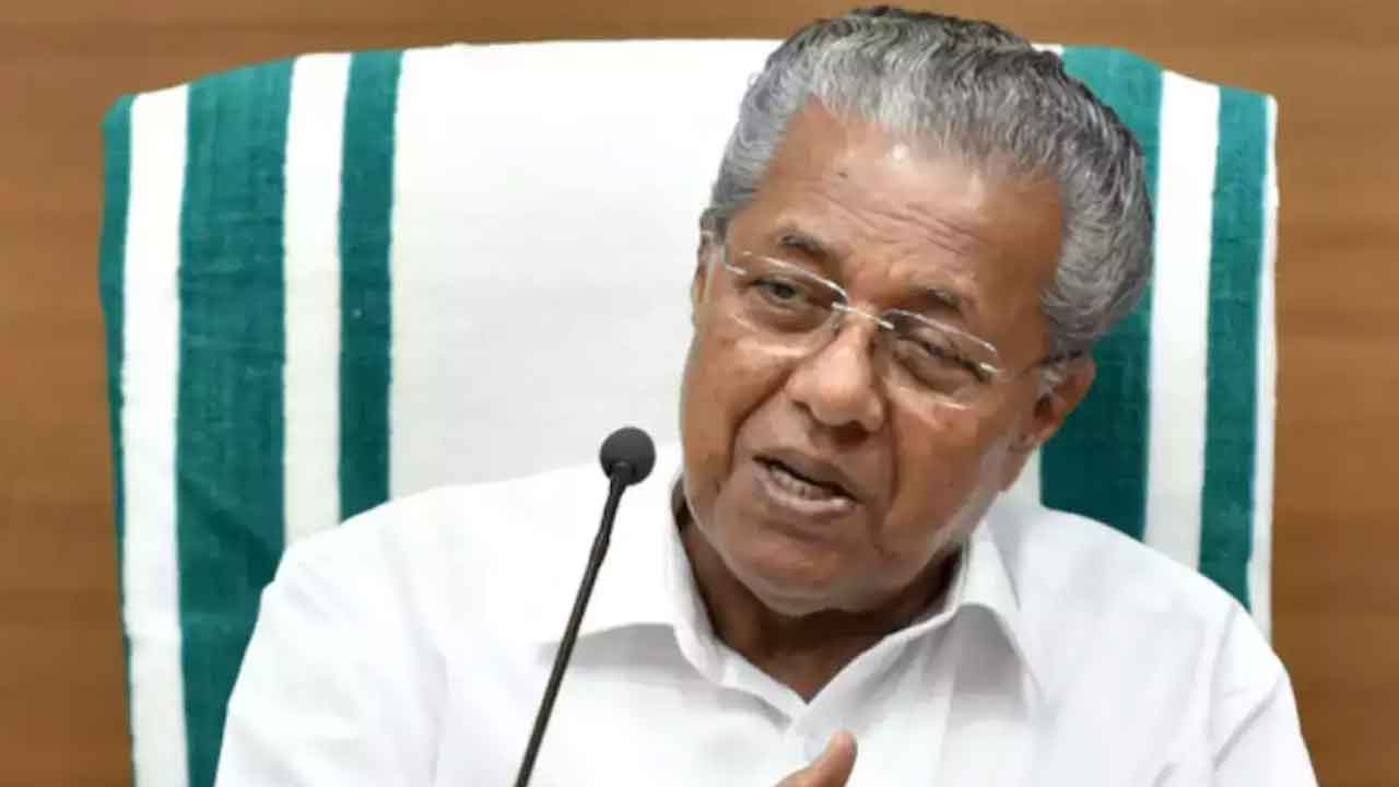 కేరళ సీఎంకు హైకోర్టు నోటీసులు