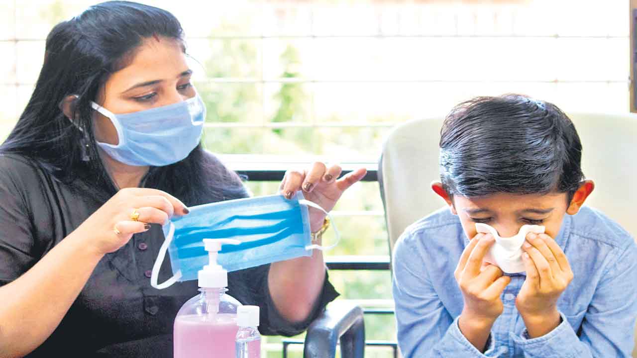 Cold | రాష్ట్రంలో పడిపోయిన ఉష్ణోగ్రతలు.. పల్లె, పట్నం తేడా లేకుండా పిల్లలను పట్టి పీడిస్తున్న పడిశం