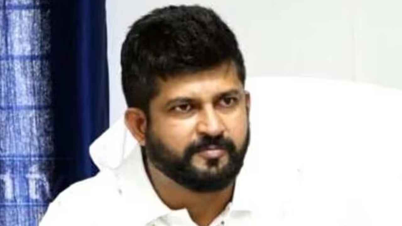 ద్రోహినో..దేశభక్తుడినో ప్రజలే చెప్తారు