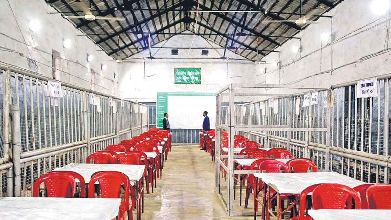 చిన్న పార్టీలు.. రెబెల్సే కీలకం!