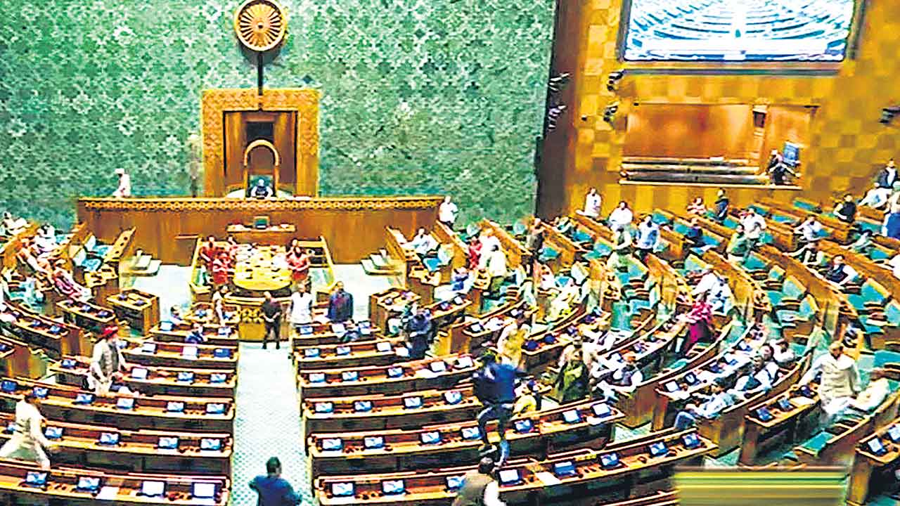 Parliament Security Breach | భారీ భద్రతా లోపం..! ఉలిక్కిపడ్డ పార్లమెంట్‌..! 22 ఏళ్ల తర్వాత సీమ్‌ సీన్‌ రిపీట్‌..!