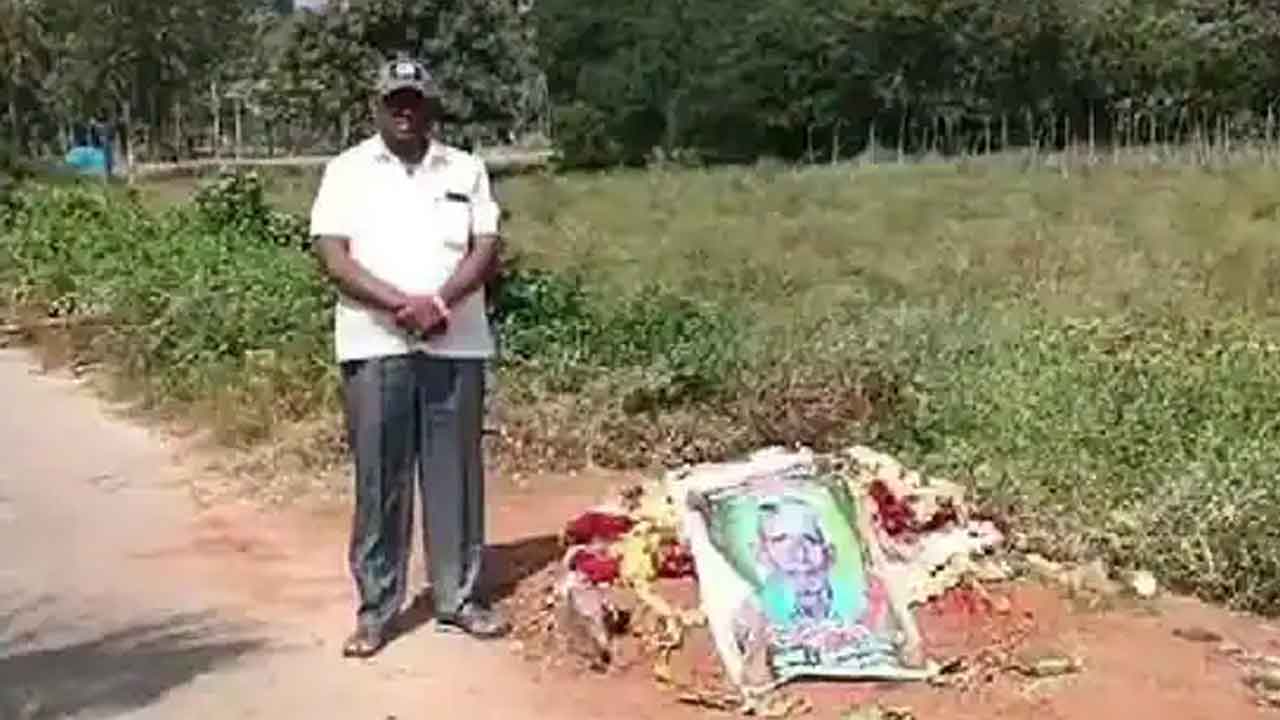 రోడ్డు పక్కన దళితుడి ఖననం