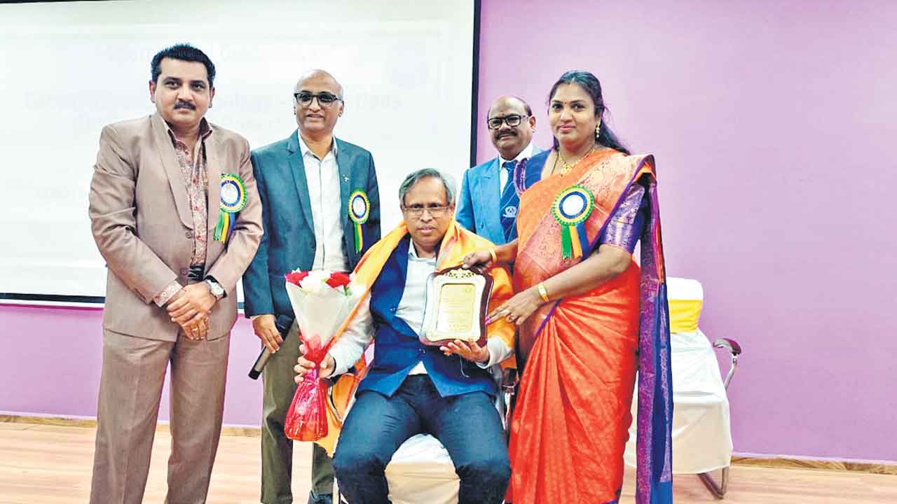 విద్యార్థులు ఆధునిక విధానాలను అలవర్చుకోవాలి