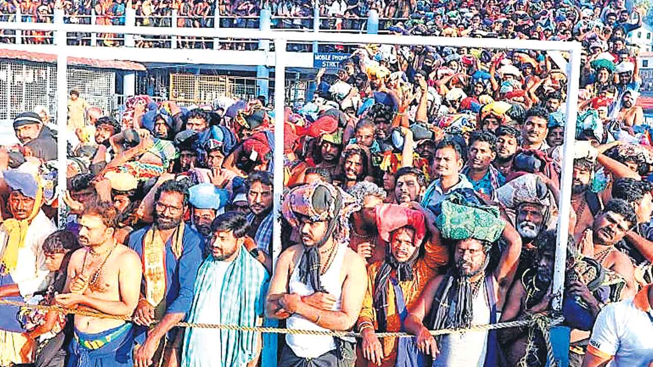 శబరిమలకు పోటెత్తిన భక్తులు