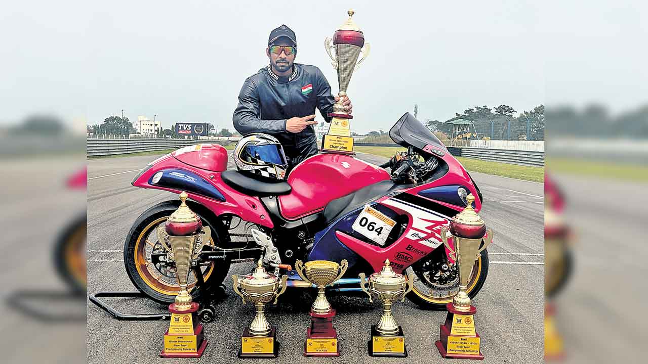 బైక్‌ రేసింగ్‌లో..హైదరాబాదీ ఉత్తమ ప్రదర్శన