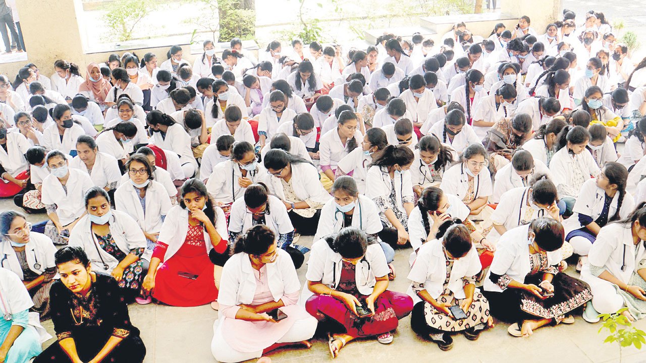 వెనక్కి తగ్గని మెడికోలు