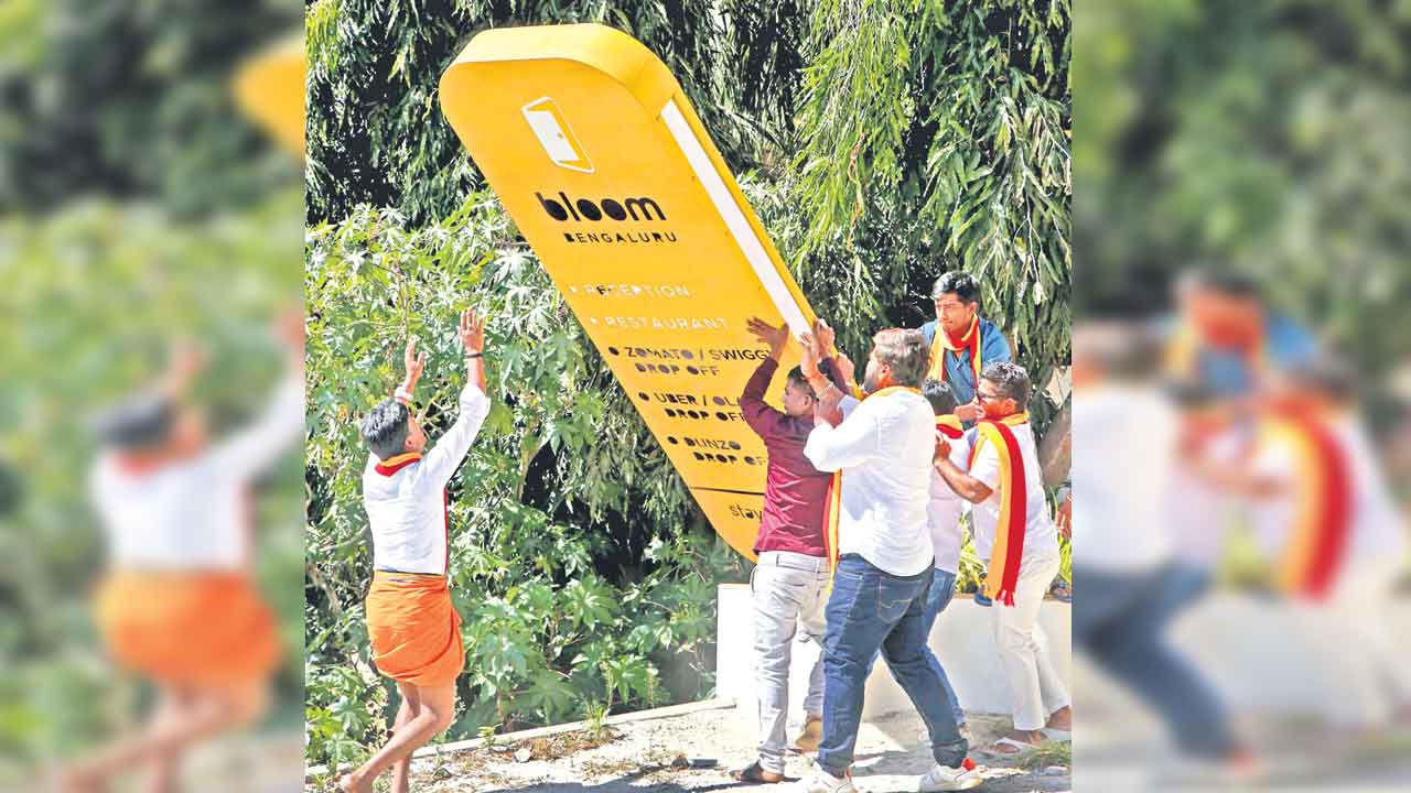 కన్నడేతర బోర్డుల ధ్వంసం