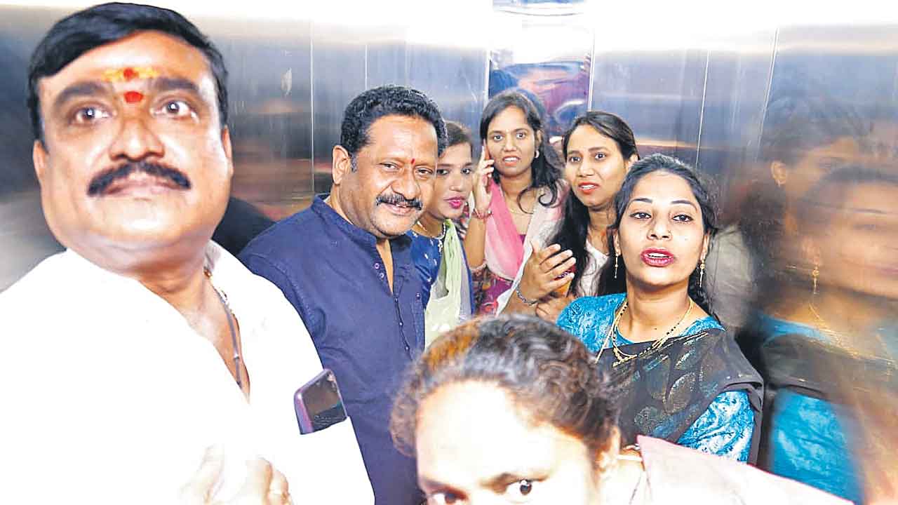 లిఫ్టులో ఇరుక్కుపోయిన బీఆర్‌ఎస్‌ ఎమ్మెల్యే