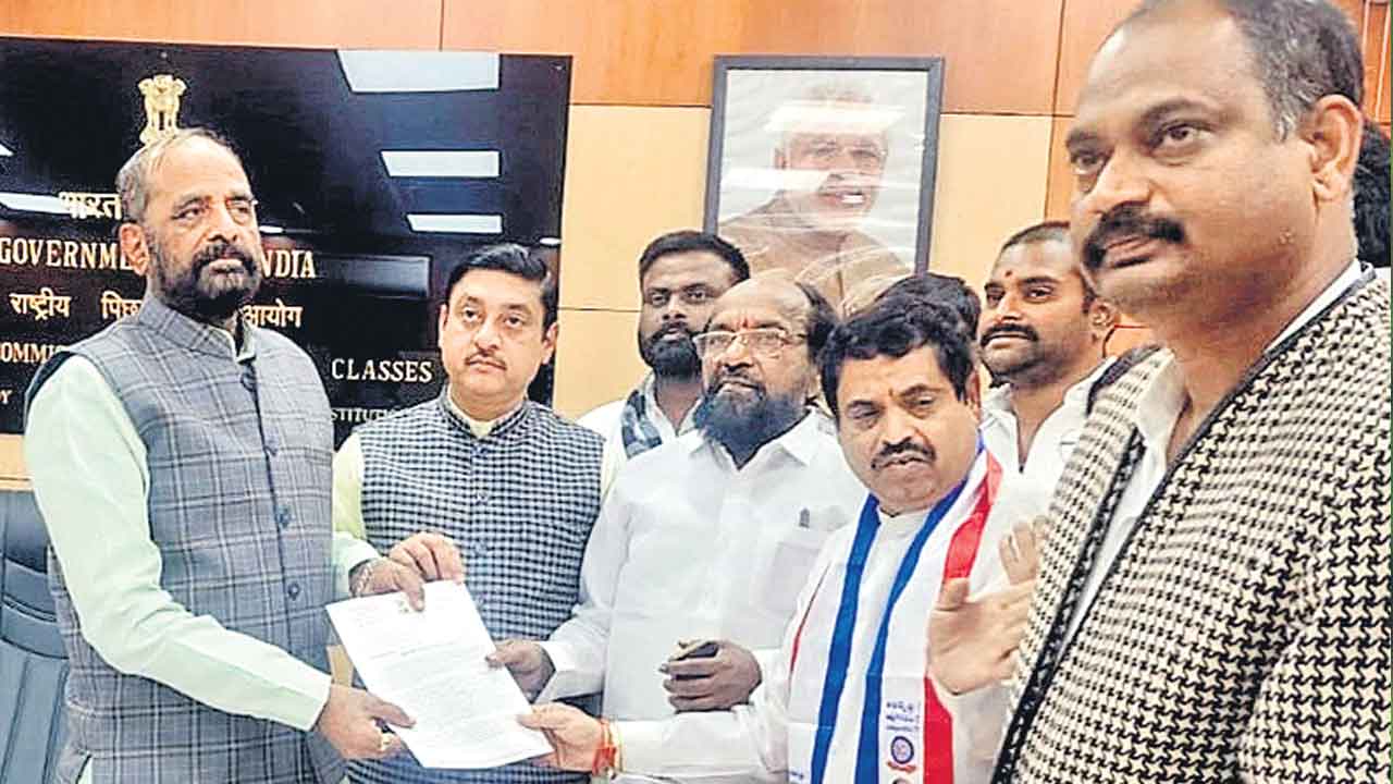 బీసీలకు 2 లక్షల కోట్లు కేటాయించాలి