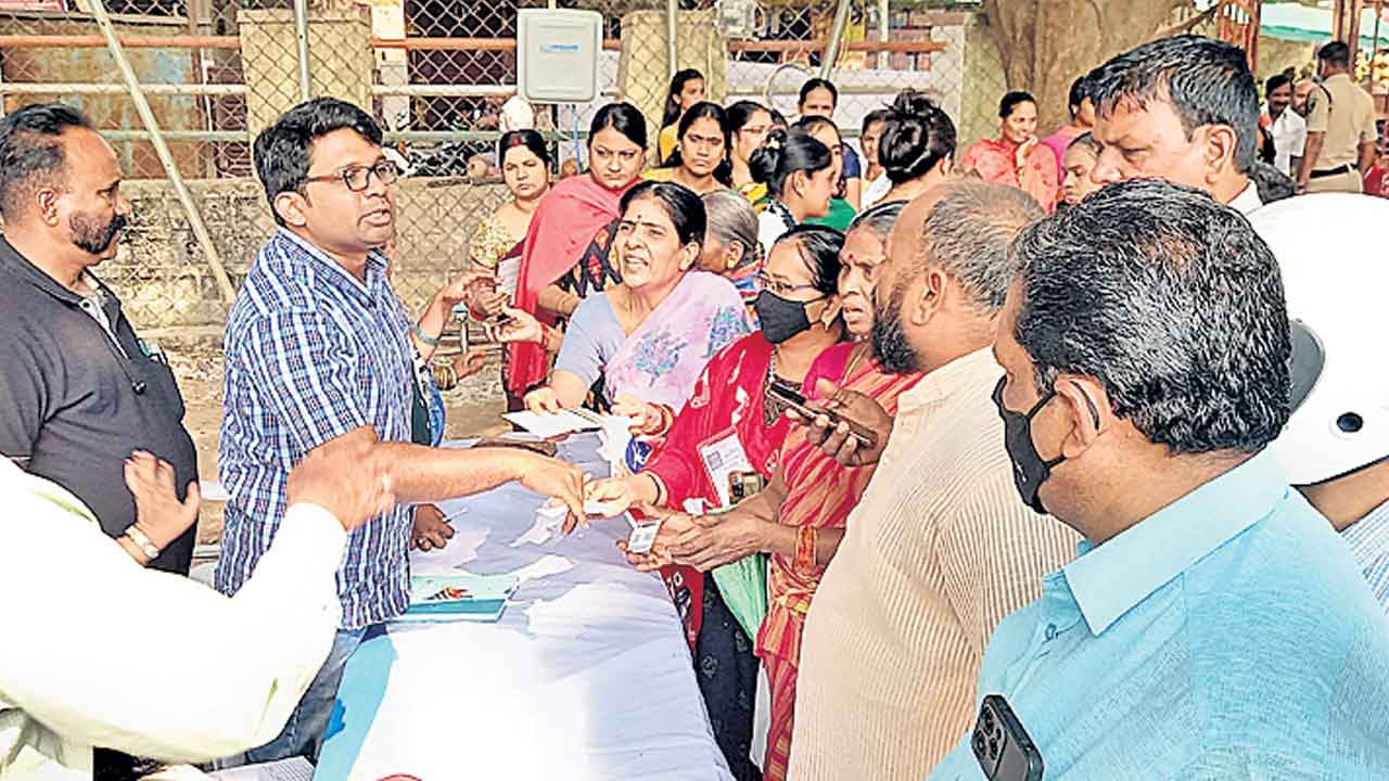 గందరగోళం.. ప్రజాపాలన దరఖాస్తుల స్వీకరణ