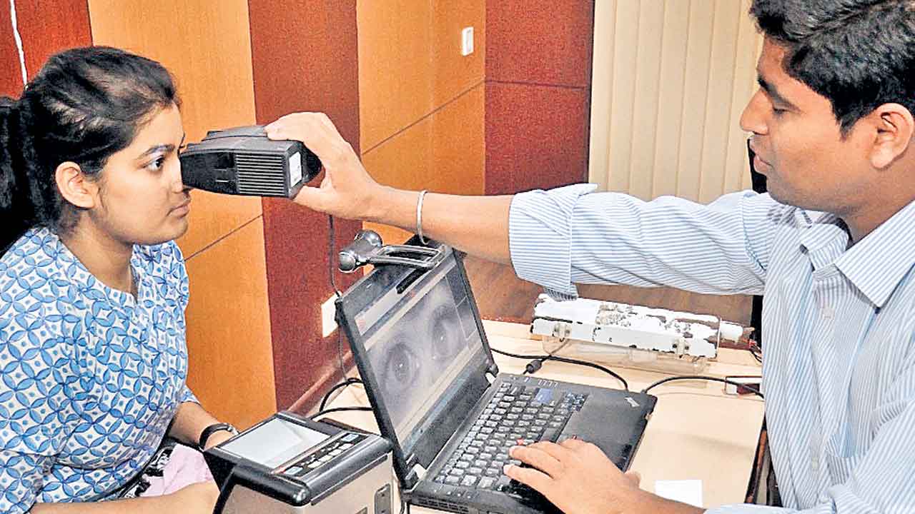 Aadhaar | కేంద్రం గుడ్‌న్యూస్‌.. ఫింగర్‌ప్రింట్స్‌ లేకున్నా ఐరిస్‌తో ఆధార్ జారీ