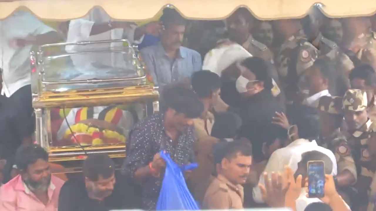 Tributes | విజయకాంత్‌కు నటుడు ప్రభు, అన్నాడీఎంకే బహిష్కృత నేత శశికళ నివాళులు.. Videos