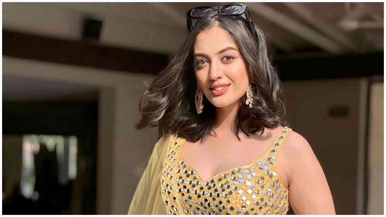 Aditi Sharma | అద్దాల జాకెట్‌లో అందాలు ఒలకబోసిన అదితి శ‌ర్మ‌..