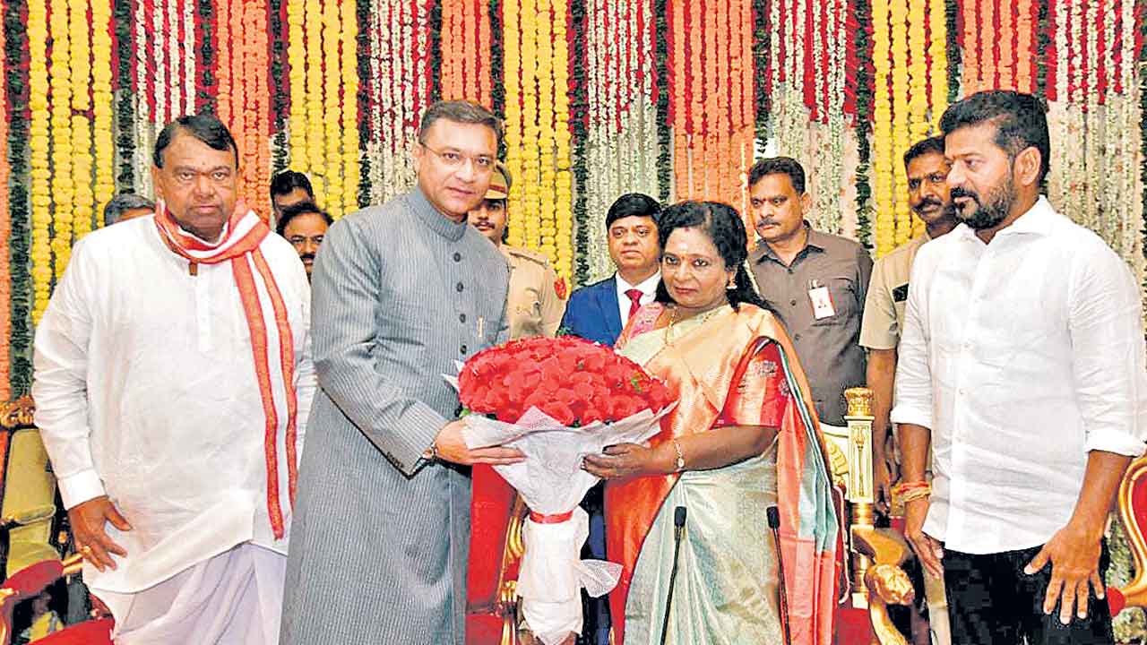 ప్రొటెం స్పీకర్‌గా అక్బరుద్దీన్‌ ప్రమాణ స్వీకారం