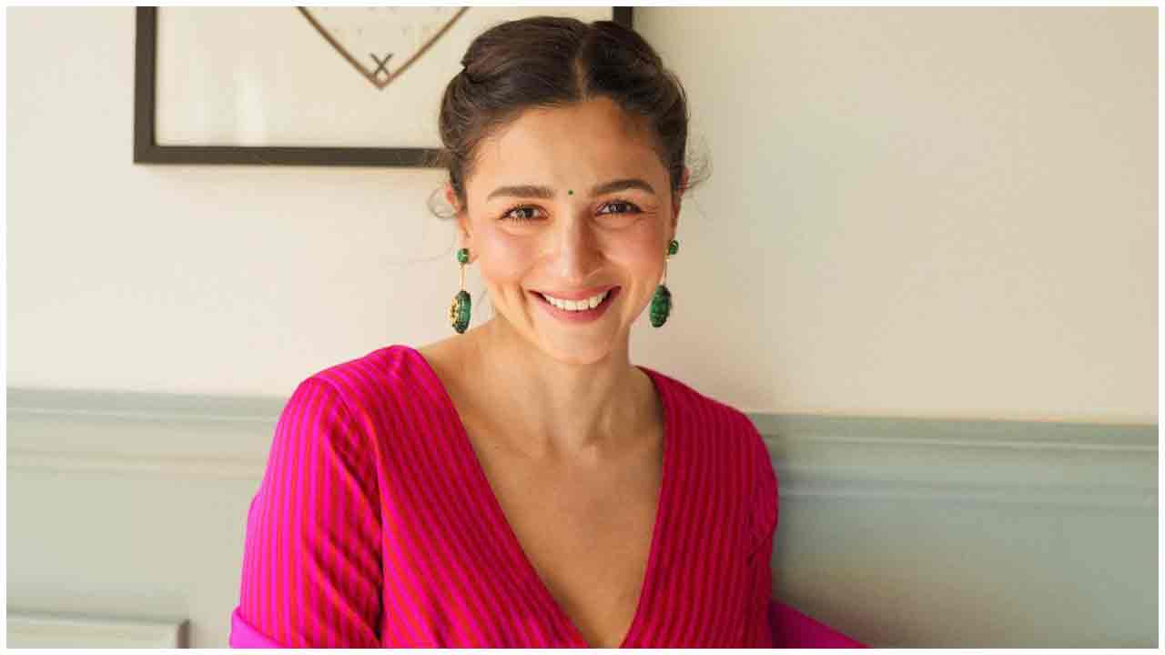 Alia Bhatt | చిరునవ్వుతో మురిపిస్తున్న అలియా భట్..