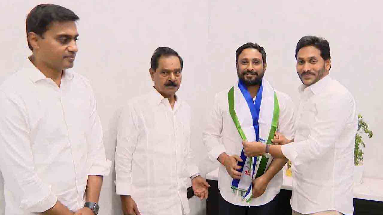 Ambati Rayadu | వైసీపీలో చేరిన మాజీ క్రికెటర్‌ అంబటి రాయుడు