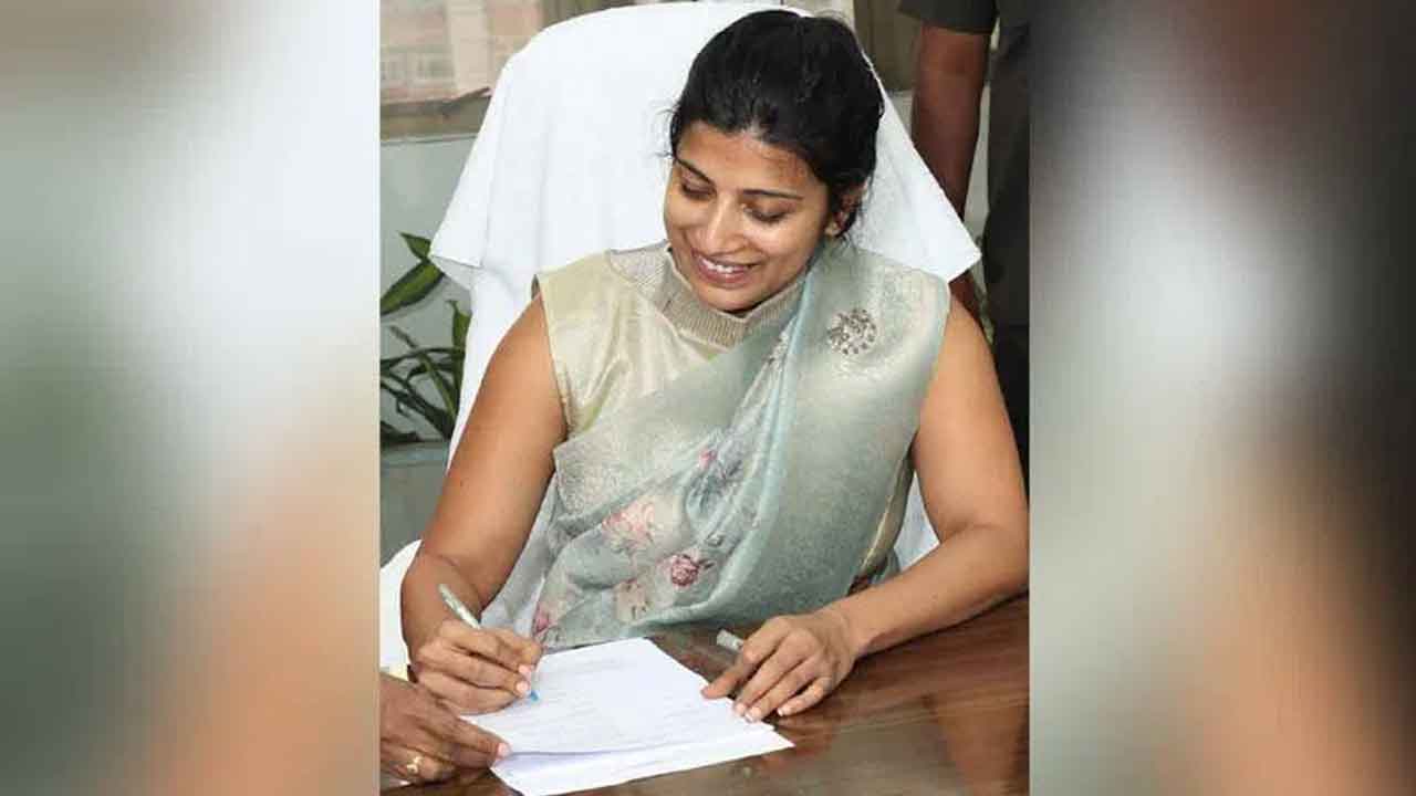 హెచ్‌ఎండీఏ జాయింట్‌ కమిషనర్‌గా.. ఆమ్రపాలి బాధ్యతల స్వీకరణ