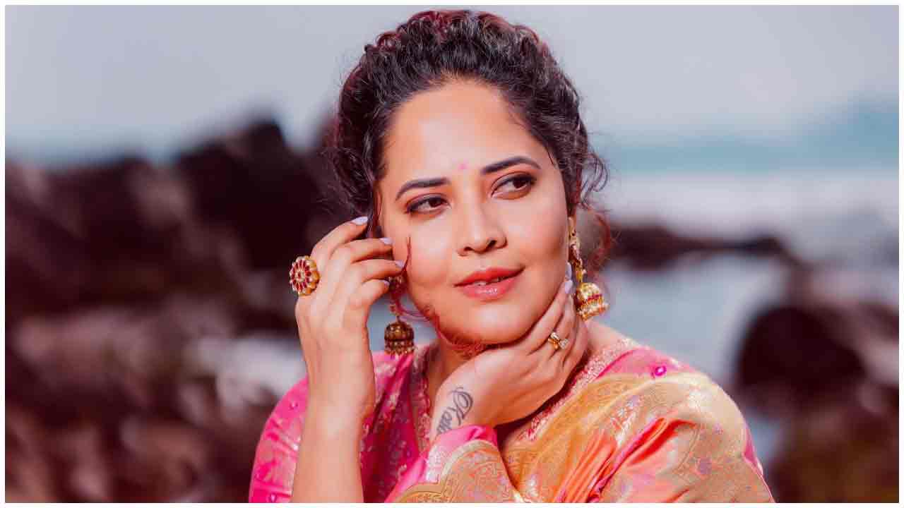 Anasuya Bharadwaj | చెంగావి రంగుచీరలో పరేషాన్ చేస్తున్న అనసూయ భరద్వాజ్..
