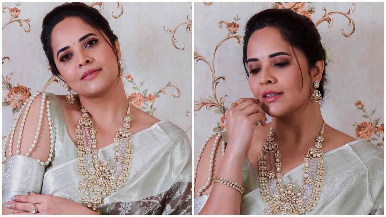 Anasuya Bharadwaj | కత్తిలాంటి చూపులతో మదిని దోచుకుంటున్న అనసూయ భరద్వాజ్..