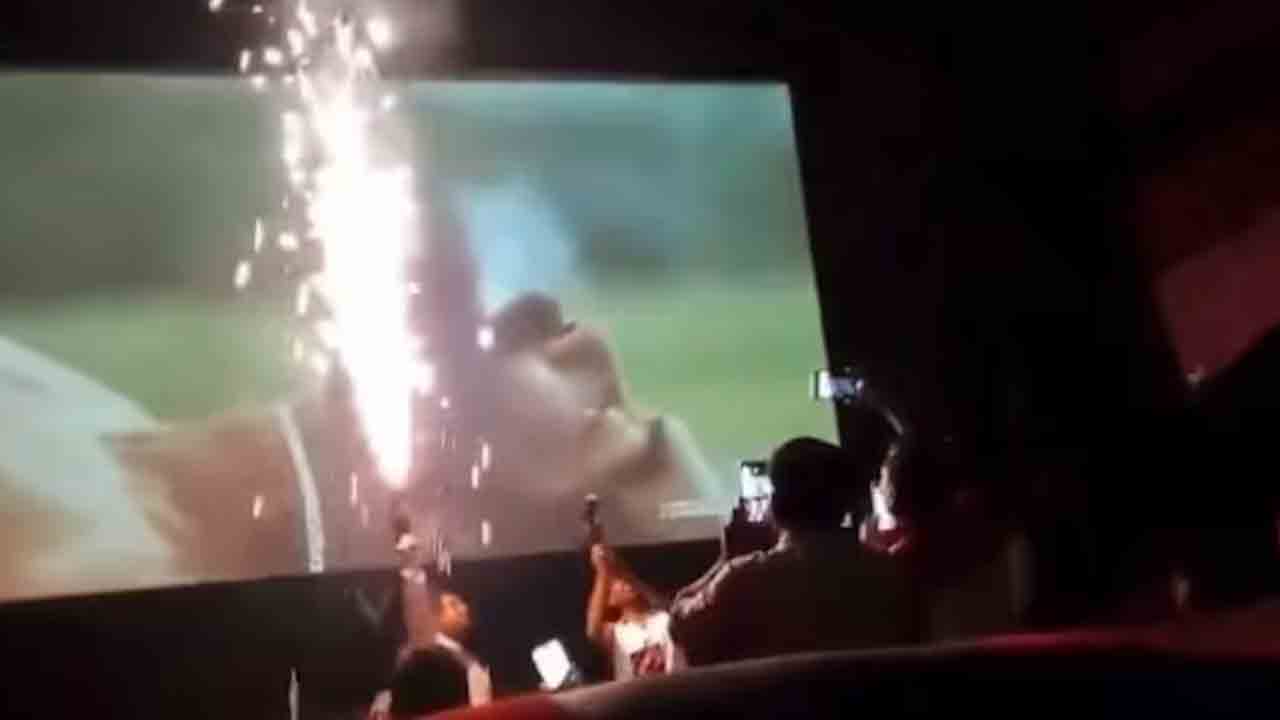 Animal Movie | ‘యానిమల్’ సందడి.. థియేటర్‌లో టపాసుల మోత మోగించిన ఫ్యాన్స్‌